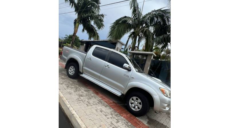 TOYOTA - HILUX - 2006/2006 - Prata - R$ 98.000,00